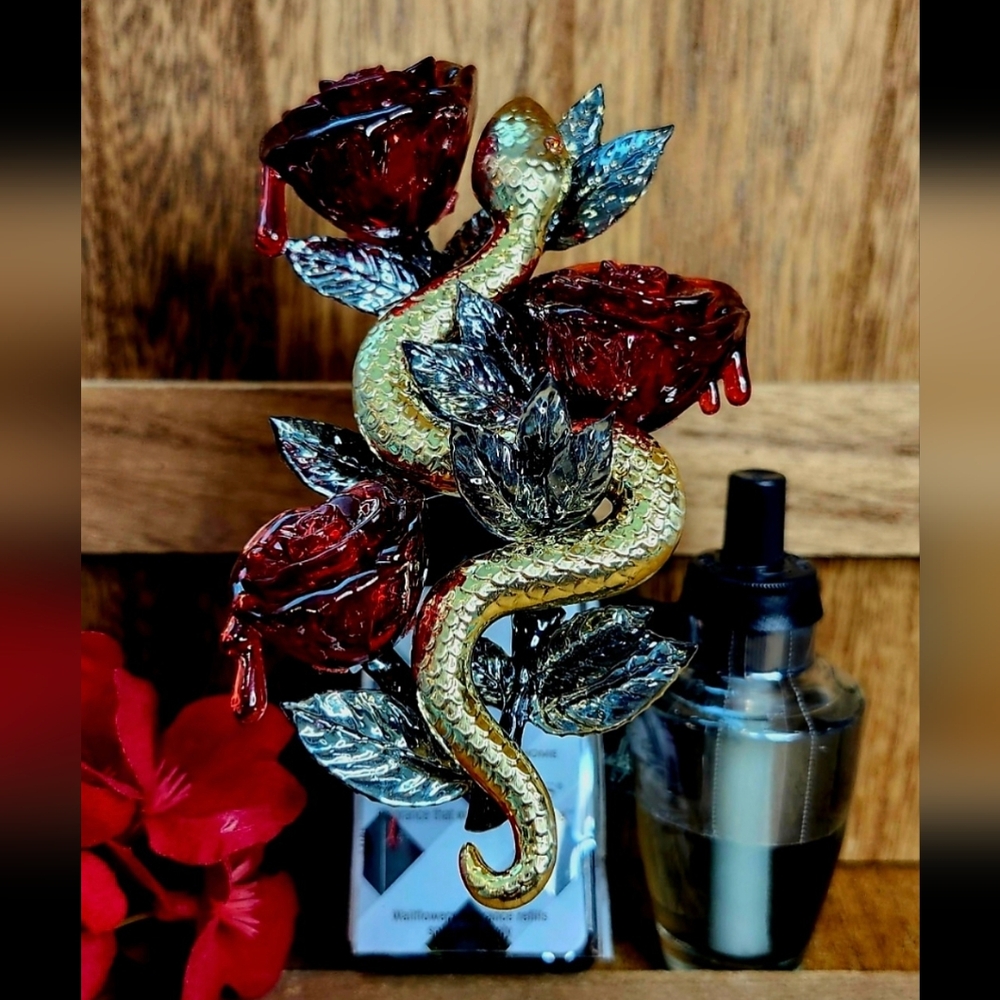 Bath & Body Works Snakes & Dripping Roses Wallflower Plug HALLOWEEN
